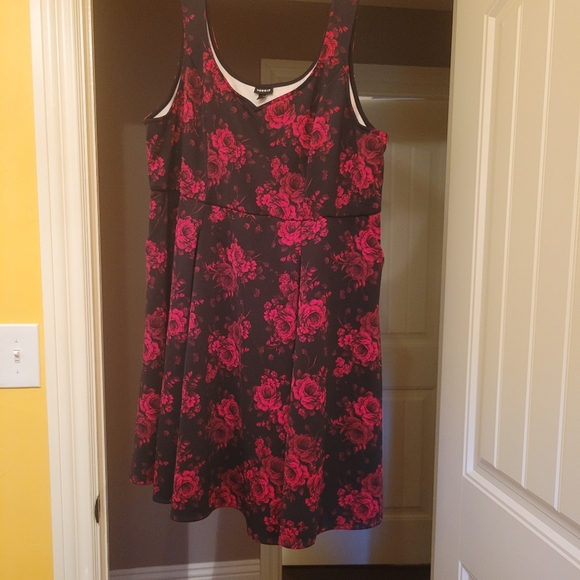 Black & Red Floral Scuba Skater Dress w/ Hidden Front Pockets, Sweetheart Neck - Picture 9 of 15